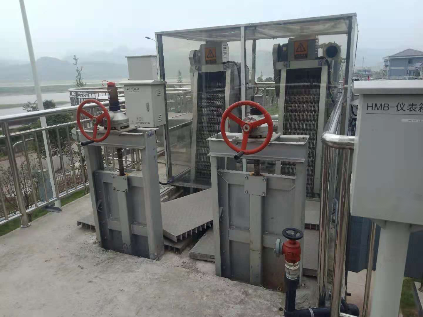 ?山東地衛環?？萍加邢薰敬蛟旄咝Щ剞D式格柵除污機